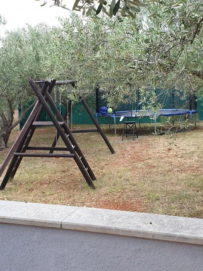 Villa Arancia 0*, Peruski